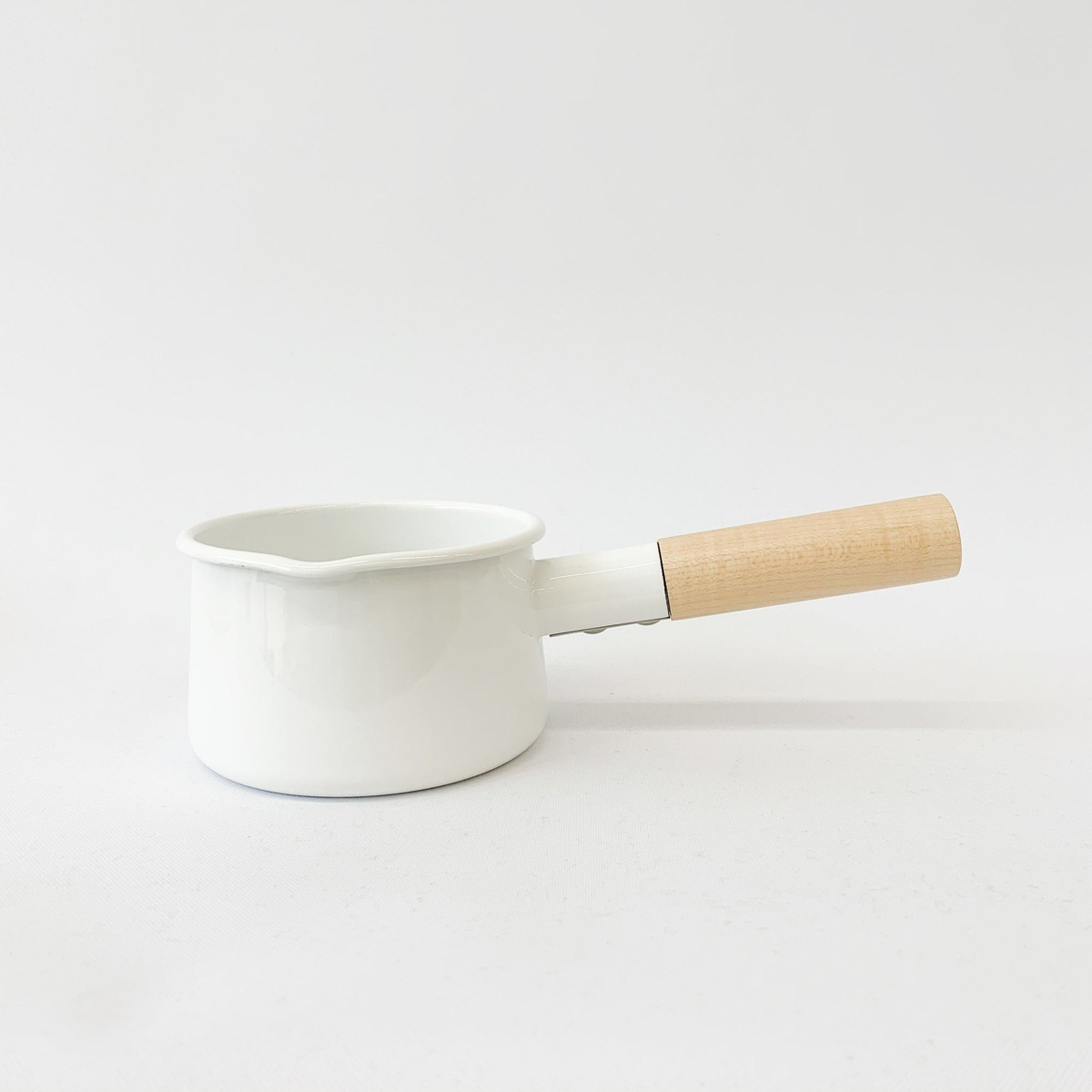 White Kaico Milk Pan S with maple handle