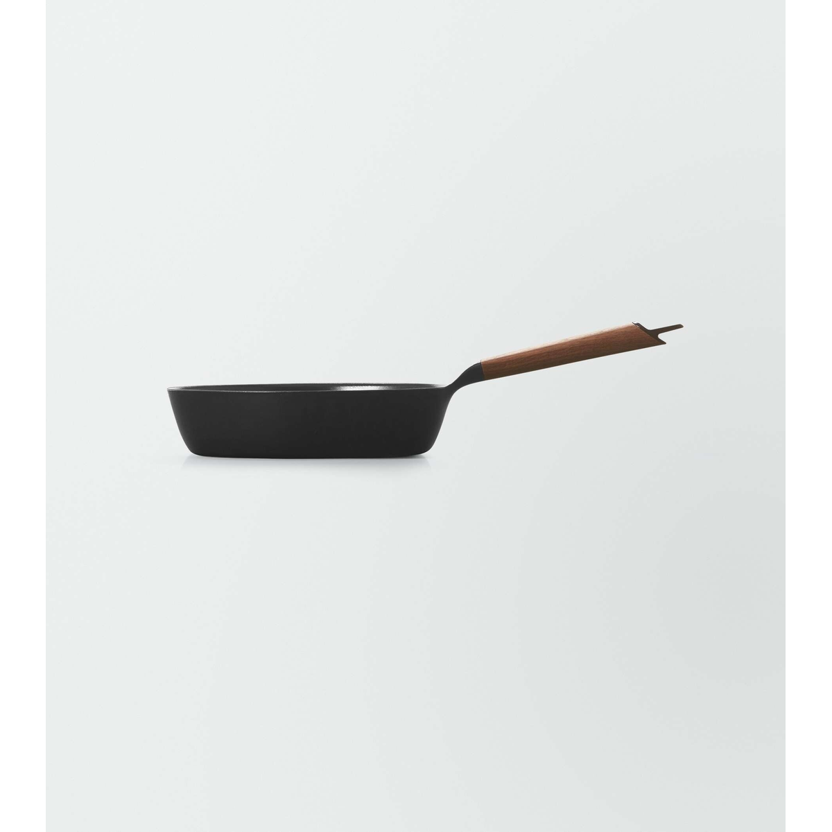 Vermicular Frying Pan 24cm Deep with walnut wood handle